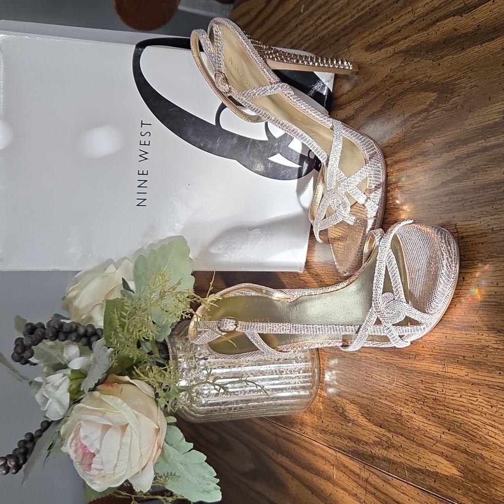 Nine West Gold Strappy Heels Elegant Design SZ 7 1/2